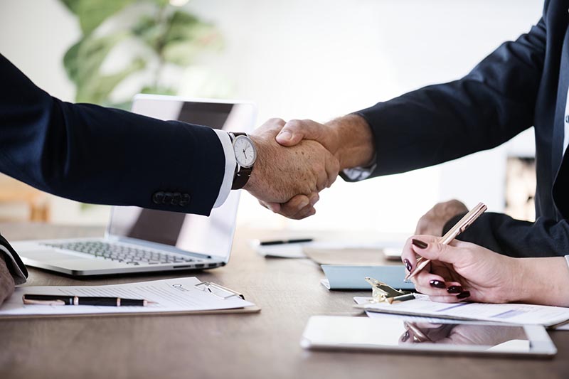 Elaboración de contratos laborales para empresas y firma de acuerdos comerciales con proveedores